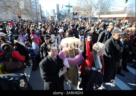 18. Januar 2010 - Atlanta, GEORGIA, USA - die Menschen laufen auf der historischen Auburn Avenue während eines marsches zu Ehren von Martin Luther King Jr. an seinem Nationalfeiertag in Atlanta, Georgia, USA am 18. Januar 2010. Der getötete Bürgerrechtler wäre 81 Jahre alt gewesen. (Kreditbild: © Erik Lesser/ZUMApress.com) Stockfoto