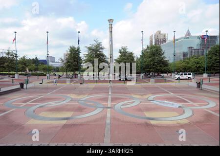 18. SEPTEMBER 2009 - Atlanta, GA, USA - ATLANTA, GA - 18. SEPTEMBER: Der Springbrunnen der Olympischen Ringe im Centennial Olympic Park in der Innenstadt von Atlanta am Freitag, 18. September 2009. Der Park ist ein dauerhaftes Erbe der Olympischen Spiele 1996, die von Atlanta ausgetragen wurden. Der Brunnen ist wegen Wartungsarbeiten nach der Sommersaison geschlossen. (Kreditbild: © Erik Lesser/ZUMApress.com) Stockfoto