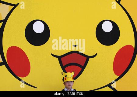 29. Januar 2010 – Tokio, Japan – Ein Kind läuft an einem Pokemon-Spielcharakter des japanischen Videospielmanagers Nintendo vorbei, der in einem Geschäft ausgestellt wird. Trotz der Umsatzrekorde in den USA, die durch die Wii- und DS-Systeme erzielt wurden, gingen die Gewinne von Nintendo in den letzten neun Monaten des Jahres 2009 um 9 % zurück. Obwohl Umsatz- und Einkommenszahlen die drittbeste Leistung in der Geschichte von Nintendo darstellen, waren sie im Vergleich zu einem sehr starken Jahr 2008 immer noch rückläufig. (Bild: © Hitoshi Yamada/ZUMApress.com) Stockfoto