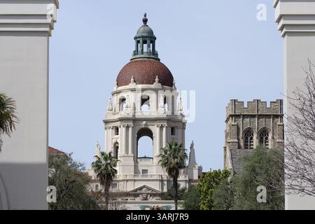 Der Hauptturm des Rathauses von Pasadena wird von äußeren architektonischen Elementen eingerahmt. Stockfoto
