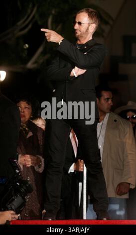 August 2010 – Los Angeles, Kalifornien, USA – Ringo Starr würdigt Fans, bevor er am 8. Februar 2009 den 2.401. Star auf dem Hollywood Walk of Fame in Los Angeles erhielt. (Bild: © Jonathan Alcorn/ZUMA Press) Stockfoto