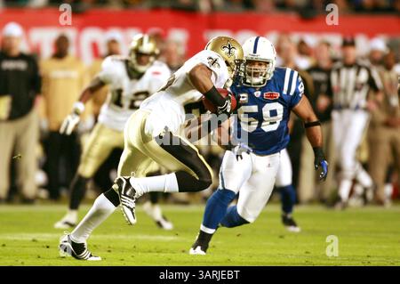 Februar 2010 - Miami, FL. - Reggie Bush, Nr. 25, vermeidet Linebacker Gary Brackett, Nr. 58 der Indianapolis Colts in der ersten Spielhälfte im Super Bowl XLIV im Sun Life Stadium in Miami. (Bild: © Chad Ryan/Cal Sport Media/ZUMApress.com) Stockfoto
