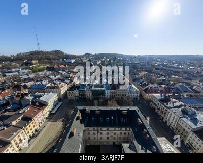 Dächer der Altstadt in Lemberg in der Ukraine während des Tages. Die magische Atmosphäre der europäischen Stadt. Wahrzeichen, Rathaus und Hauptplatz. Stockfoto