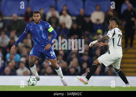London, Großbritannien. April 2025. London, England, 17. April 2025: Reece James of Chelsea erhält Druck von Jürgen Elitim aus Legia Warszawa während des UEFA Conference League-Spiels zwischen Chelsea und Legia Warszawa an der Stamford Bridge in London (Alexander Canillas/SPP) Credit: SPP Sport Press Photo. /Alamy Live News Stockfoto