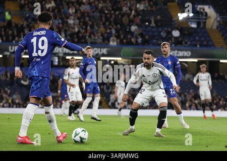 London, Großbritannien. April 2025. London, England, 17. April 2025: Luquinhas von Legia Warszawa verteidigt Jadon Sancho aus Chelsea während des UEFA Conference League-Spiels zwischen Chelsea und Legia Warszawa an der Stamford Bridge in London (Alexander Canillas/SPP) Credit: SPP Sport Press Photo. /Alamy Live News Stockfoto