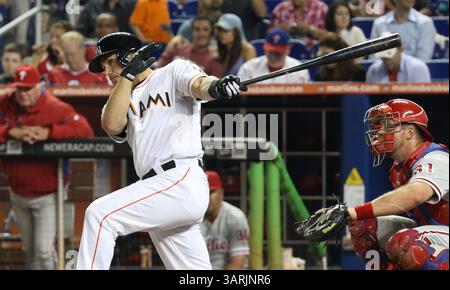 20. Mai 2013: Miami, FL, USA – Miami Marlins-Fänger Jeff Mathis schlägt am Montag, 20. Mai 2013 im Marlins Park in Miami, Florida, beim fünften Inning gegen die Philadelphia Phillies. (Kreditbild: © Hector Gabino/MCT/ZUMAPRESS.com) Stockfoto