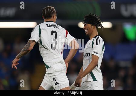 London, Großbritannien. April 2025. London, England, 17. April 2025: Steve Kapuadi von Legia Warszawa feiert mit Maxi Oyedele von Legia Warszawa, nachdem er während des UEFA Conference League-Spiels zwischen Chelsea und Legia Warszawa auf der Stamford Bridge in London, England (Alexander Canillas/SPP) Torschütze gemacht hatte. /Alamy Live News Stockfoto