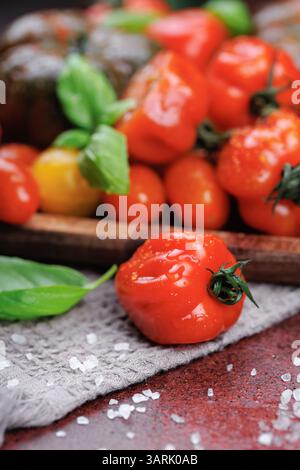 Gesunde Bio-Tomate mit Salz und Kräutern Stockfoto