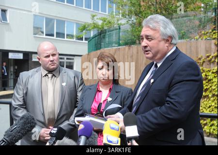 22. Mai 2013 - Liverpool, England, Vereinigtes Königreich - James Bulgers Mutter DENISE FERGUS besuchte heute den Merseyside Bewährungsdienst in Crosby, um eine persönliche Erklärung des Opfers vor einer Anhörung des Bewährungsausschusses über einen Videolink abzugeben, während der Mörder Jon Venables Bewährung beantragt. James Patrick Bulger (* 16. März 1990-12. Februar 1993) war ein Junge aus Kirkby, England, der am 12. Februar 1993 im Alter von zwei Jahren ermordet wurde. (Kreditbild: © Mercury Press/ZUMAPRESS.com) Stockfoto