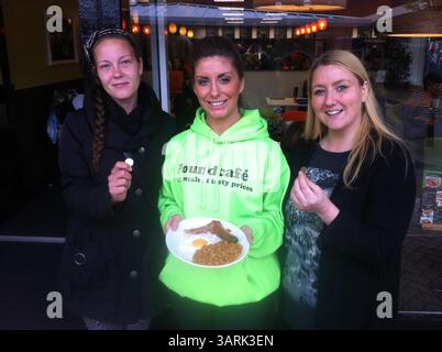 21. Mai 2013 - Liverpool, Merseyside, Vereinigtes Königreich - (l-r) Vicky Harrison, 19, Keely Palin und Natalie Bennett, 31, bei einem Abendessen im ersten Poundcafe des Landes in Kirkby, einer der am stärksten benachteiligten Städte Großbritanniens. Die Arbeitslosigkeit ist eine der höchsten des Landes im Stadtteil Knowlsey, mit 16.200 Menschen auf Arbeitsuchenden. (Kreditbild: © Mercury Press/ZUMAPRESS.com) Stockfoto