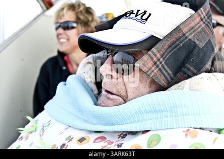 25. Juni 2013 – Knife River, MN, USA – Maurice Russell, 94, hält bei einem Angelausflug auf dem Knife River in Minnesota die Angelruten im Auge. (Bild: © Sam Cook/MCT/ZUMAPRESS.com) Stockfoto