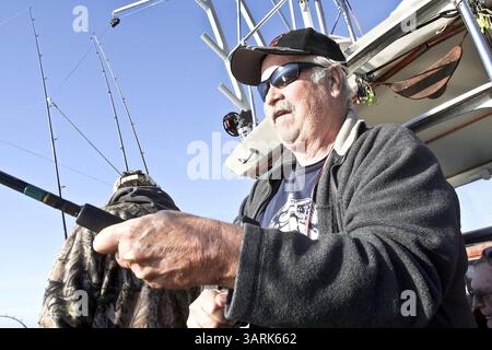 25. Juni 2013 – Knife River, MN, USA – der Veteran der Air Force Bud Hamilton fährt bei einem Angelausflug für Veteranen auf dem Knife River in Minnesota mit einem Kohlachs. (Bild: © Sam Cook/MCT/ZUMAPRESS.com) Stockfoto