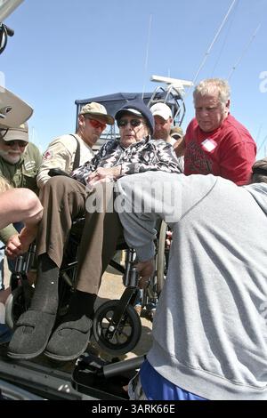 25. Juni 2013 – Knife River, MN, USA – Maurice Russell wird nach einem Angelausflug auf dem Knife River in Minnesota aus einem Boot im Rollstuhl gehoben. (Bild: © Sam Cook/MCT/ZUMAPRESS.com) Stockfoto