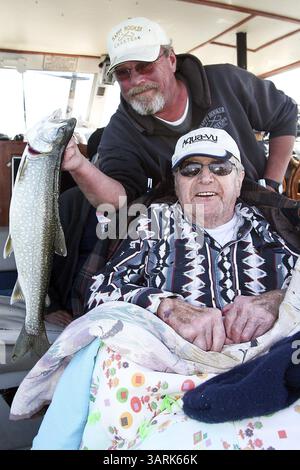 25. Juni 2013 – Knife River, MN, USA – erster Freund John Meining hält eine Seeforelle auf, die Maurice Russell bei einem Angelausflug für Veteranen auf dem Knife River in Minnesota gefangen hat. (Bild: © Sam Cook/MCT/ZUMAPRESS.com) Stockfoto