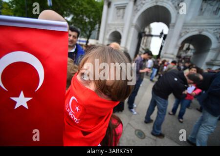 Juli 2013 - London, England, Vereinigtes Königreich - Hunderte von Demonstranten versammeln sich im Hyde Park, um Solidarität mit den Demonstranten des Gezi Park in der Türkei zu zeigen. Die türkische Polizei hat am zweiten Tag im Gezi-Park in Istanbul gewaltsam mit Demonstranten zusammengeschlagen. (Kreditbild: © Gail Orenstein/ZUMAPRESS.com) Stockfoto