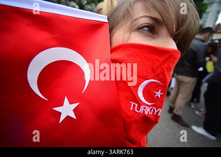 Juli 2013 - London, England, Vereinigtes Königreich - Hunderte von Demonstranten versammeln sich im Hyde Park, um Solidarität mit den Demonstranten des Gezi Park in der Türkei zu zeigen. Die türkische Polizei hat am zweiten Tag im Gezi-Park in Istanbul gewaltsam mit Demonstranten zusammengeschlagen. (Kreditbild: © Gail Orenstein/ZUMAPRESS.com) Stockfoto