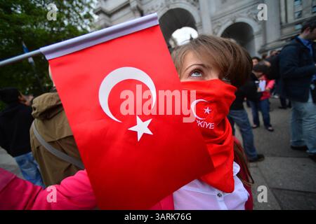 Juli 2013 - London, England, Vereinigtes Königreich - Hunderte von Demonstranten versammeln sich im Hyde Park, um Solidarität mit den Demonstranten des Gezi Park in der Türkei zu zeigen. Die türkische Polizei hat am zweiten Tag im Gezi-Park in Istanbul gewaltsam mit Demonstranten zusammengeschlagen. (Kreditbild: © Gail Orenstein/ZUMAPRESS.com) Stockfoto