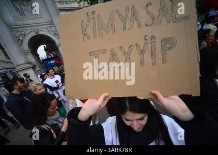 Juli 2013 - London, England, Vereinigtes Königreich - Hunderte von Demonstranten versammeln sich im Hyde Park, um Solidarität mit den Demonstranten des Gezi Park in der Türkei zu zeigen. Die türkische Polizei hat am zweiten Tag im Gezi-Park in Istanbul gewaltsam mit Demonstranten zusammengeschlagen. (Kreditbild: © Gail Orenstein/ZUMAPRESS.com) Stockfoto