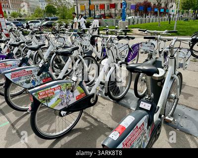 Fahrradverleih an einer WienMobil Rad Fahrradstation im Sigmund-Freud-Park und Votivpark, Wien, Österreich Stockfoto