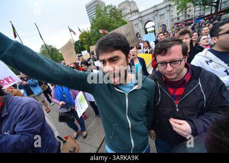 Juli 2013 - London, England, Vereinigtes Königreich - Hunderte von Demonstranten versammeln sich im Hyde Park, um Solidarität mit den Demonstranten des Gezi Park in der Türkei zu zeigen. Die türkische Polizei hat am zweiten Tag im Gezi-Park in Istanbul gewaltsam mit Demonstranten zusammengeschlagen. (Kreditbild: © Gail Orenstein/ZUMAPRESS.com) Stockfoto