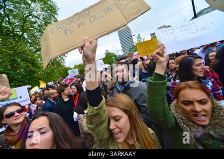 Juli 2013 - London, England, Vereinigtes Königreich - Hunderte von Demonstranten versammeln sich im Hyde Park, um Solidarität mit den Demonstranten des Gezi Park in der Türkei zu zeigen. Die türkische Polizei hat am zweiten Tag im Gezi-Park in Istanbul gewaltsam mit Demonstranten zusammengeschlagen. (Kreditbild: © Gail Orenstein/ZUMAPRESS.com) Stockfoto