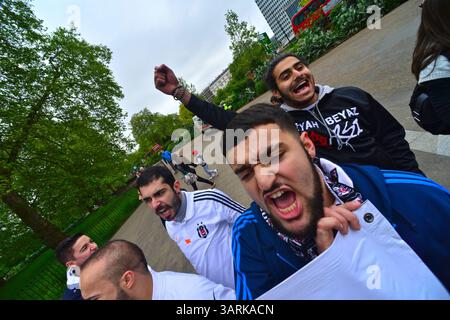 Juli 2013 - London, England, Vereinigtes Königreich - Hunderte von Demonstranten versammeln sich im Hyde Park, um Solidarität mit den Demonstranten des Gezi Park in der Türkei zu zeigen. Die türkische Polizei hat am zweiten Tag im Gezi-Park in Istanbul gewaltsam mit Demonstranten zusammengeschlagen. (Kreditbild: © Gail Orenstein/ZUMAPRESS.com) Stockfoto
