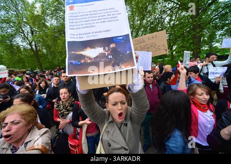 Juli 2013 - London, England, Vereinigtes Königreich - Hunderte von Demonstranten versammeln sich im Hyde Park, um Solidarität mit den Demonstranten des Gezi Park in der Türkei zu zeigen. Die türkische Polizei hat am zweiten Tag im Gezi-Park in Istanbul gewaltsam mit Demonstranten zusammengeschlagen. (Kreditbild: © Gail Orenstein/ZUMAPRESS.com) Stockfoto