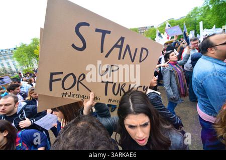 Juli 2013 - London, England, Vereinigtes Königreich - Hunderte von Demonstranten versammeln sich im Hyde Park, um Solidarität mit den Demonstranten des Gezi Park in der Türkei zu zeigen. Die türkische Polizei hat am zweiten Tag im Gezi-Park in Istanbul gewaltsam mit Demonstranten zusammengeschlagen. (Kreditbild: © Gail Orenstein/ZUMAPRESS.com) Stockfoto