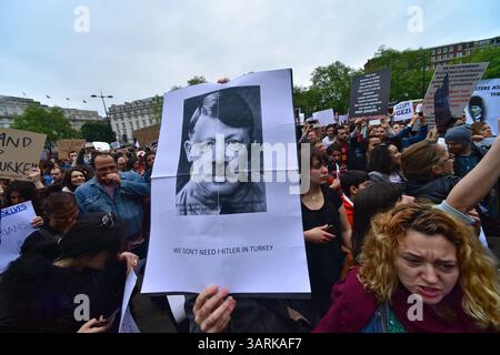 Juli 2013 - London, England, Vereinigtes Königreich - Hunderte von Demonstranten versammeln sich im Hyde Park, um Solidarität mit den Demonstranten des Gezi Park in der Türkei zu zeigen. Die türkische Polizei hat am zweiten Tag im Gezi-Park in Istanbul gewaltsam mit Demonstranten zusammengeschlagen. (Kreditbild: © Gail Orenstein/ZUMAPRESS.com) Stockfoto