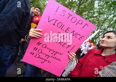Juli 2013 - London, England, Vereinigtes Königreich - Hunderte von Demonstranten versammeln sich im Hyde Park, um Solidarität mit den Demonstranten des Gezi Park in der Türkei zu zeigen. Die türkische Polizei hat am zweiten Tag im Gezi-Park in Istanbul gewaltsam mit Demonstranten zusammengeschlagen. (Kreditbild: © Gail Orenstein/ZUMAPRESS.com) Stockfoto