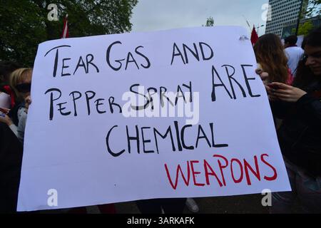 Juli 2013 - London, England, Vereinigtes Königreich - Hunderte von Demonstranten versammeln sich im Hyde Park, um Solidarität mit den Demonstranten des Gezi Park in der Türkei zu zeigen. Die türkische Polizei hat am zweiten Tag im Gezi-Park in Istanbul gewaltsam mit Demonstranten zusammengeschlagen. (Kreditbild: © Gail Orenstein/ZUMAPRESS.com) Stockfoto