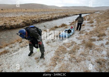 3. Juli 2013 - Peru - der Expeditionsleiter des Amazon Express West Hansen (Austin, TX) beugt sich erschöpft, nachdem er sein Wildwasserkayak mehrere Kilometer zwischen Alpamarca und San Pedro de Racco entlang des Rio Gashan gezogen hat, wie der Führer Mauro Ezquivel am 19. August 2012 hinter sich her folgt. . Hansen zog sein Boot für die meiste Zeit des Tages wegen des niedrigen Wassers im Fluss... Amazon Express Expedition in Peru... Foto von Erich Schlegel (Kreditbild: © Erich Schlegel/ZUMAPRESS.com) Stockfoto