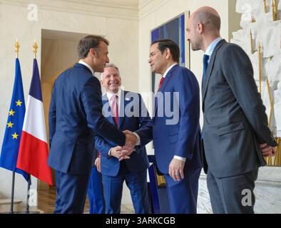 Paris, Frankreich. April 2025. Der französische Präsident Emmanuel Macron, links, grüßt U. Staatssekretär Marco Rubio, Zentrum, als Sondergesandter Steve Witkoff, und französischer Außenminister Jean-Noel Barrot, siehe rechts, im Elysee-Palast, 17. April 2025 in Paris, Frankreich. Quelle: Freddie Everett/US State Department Photo/Alamy Live News Stockfoto