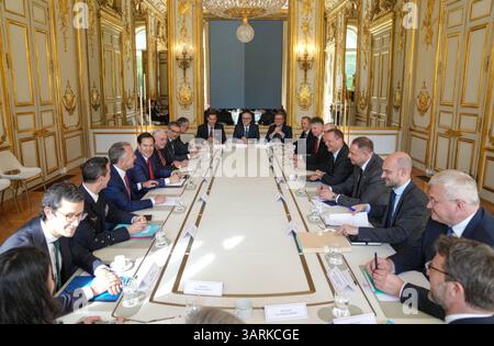 Paris, Frankreich. April 2025. U. US-Sondergesandter Steve Witkoff (links) und Staatssekretär Marco Rubio (links) nehmen am 17. April 2025 im Elysee-Palast in Paris, Frankreich, an einem Treffen über die Erzielung eines Waffenstillstandsabkommens zwischen Russland und der Ukraine Teil. Quelle: Freddie Everett/US State Department Photo/Alamy Live News Stockfoto