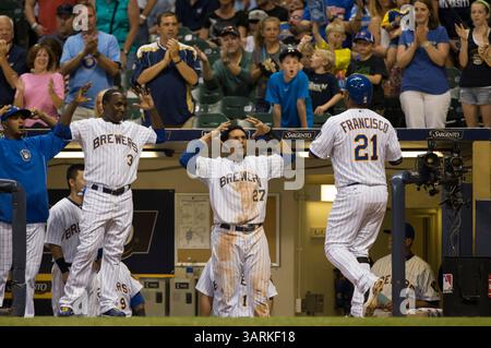 5. Juli 2013: Milwaukee, Wisconsin, Vereinigte Staaten von Amerika, 5. Juli 2013: Milwaukee Brewers Center Fielder Carlos Gomez #27 und Milwaukee Brewers Yuniesky Betancourt #3 treffen Milwaukee Brewers ersten Baseman Juan Francisco #21 im Dugout. Milwaukee Brewers erster Baseman Juan Francisco #21 war im vierten Inning während des Major League Baseballspiels zwischen den Milwaukee Brewers und den New York Mets im Miller Park in Milwaukee, WI, auf dem Mittelfeld. Mets leitete die Brewers 7-3 im 5. Inning. John Fisher/CSM. (Bild: © John Fisher/Cal Sport Media/ZUMAPRESS.com) Stockfoto
