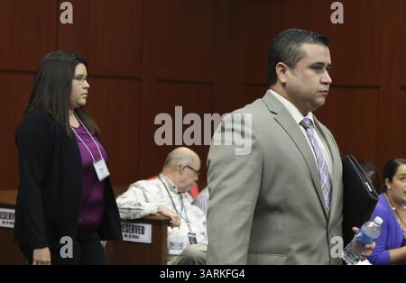 5. Juli 2013: Sanford, FL, USA – George Zimmerman tritt am Freitag, 5. Juli 2013 in Sanford, Florida, in den Gerichtssaal ein. Zimmerman wird wegen des Todes von Trayvon Martin angeklagt (Kreditbild: © Gary W. Green/MCT/ZUMAPRESS.com) Stockfoto