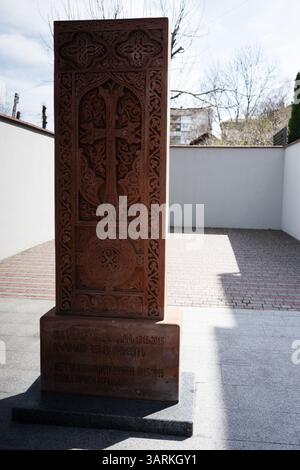 Chmelnytskyi, Ukraine - 16. April 2025: Steindenkmal für die Opfer des Völkermords an den Armeniern, mit komplizierten Mustern, Kreuzen und Stockfoto
