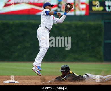 6. Juli 2013 – Chicago, IL, USA – Starling Marte von den Pittsburgh Pirates, Right, schlägt den Shortstop Starlin Castro von den Chicago Cubs, während er am Samstag, den 6. Juli 2013 in Chicago, Illinois, die zweite Basis im ersten Inning im Wrigley Field klaut. Die Cubs haben mit 4:1 gewonnen. (Kreditbild: © John J. Kim/MCT/ZUMAPRESS.com) Stockfoto
