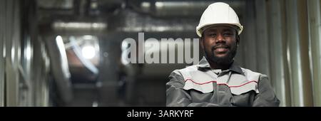 Website-Banner mit afroamerikanischen Bauherstellern, die während ihrer Arbeit auf der Baustelle weit in die Kamera lächelten Stockfoto