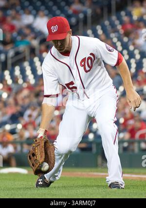 29. August 2013 - Washington, DC, USA - Washington Nationals erster Baseman Adam LaRoche (25) legt einen Ball auf, der von Miami Marlins geschlagen wurde, und startet den Pitcher Tom Koehler (34) während des zweiten Inning im Nationals Park in Washington, D. C, Donnerstag, 29. August 2013. (Bild: © Harry E. Walker/MCT/ZUMAPRESS.com) Stockfoto