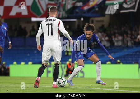 London, Großbritannien. April 2025. London, England, 17. April 2025: Malo Gusto aus Chelsea verteidigt Kacper Chodyna aus Legia Warszawa während des UEFA Conference League-Spiels zwischen Chelsea und Legia Warszawa an der Stamford Bridge in London, England (Alexander Canillas/SPP) Credit: SPP Sport Press Photo. /Alamy Live News Stockfoto