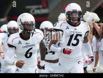 31. August 2013 - Cincinnati, Ohio, Vereinigte Staaten von Amerika - 31. August 2013: Cincinnati Bearcats Wide Receiver Chris Moore (15) und Teamkollege Cincinnati Bearcats Wide Receiver Anthony McClung (6) laufen aus dem Tunnel vor dem NCAA-Spiel zwischen den Cincinnati Bearcats und den Purdue Boilermakers im Nippert Stadium in Cincinnati, OH. Die Cincinnati Bearcats besiegten die Purdue Boilermakers 42-7. (Bild: © Aaron Doster/Cal Sport Media/ZUMAPRESS.com) Stockfoto
