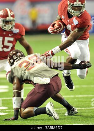 31. August 2013 - Atlanta, GA, USA - Alabama Running Back T.J. Yeldon (4) springt in der ersten Hälfte des Chick-Fil-A Kickoff Classic im Georgia Dome in Atlanta, Georgia, am Samstag, 31. August 2013 an Virginia Tech Hokies Linebacker Josh Trimble (32) vorbei. (Kreditbild: © Hyosub Shin/MCT/ZUMAPRESS.com) Stockfoto