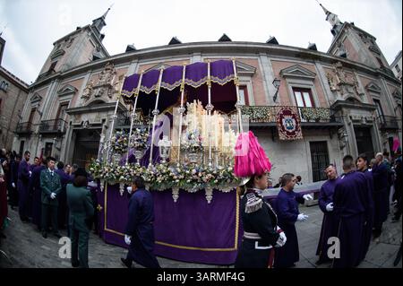 Madrid, Spanien. April 2025. Menschen während der Prozession unseres Vaters Jesus von Nazareth dem Armen in den Straßen der Innenstadt Madrids am 17. April 2025 in Madrid, Spanien. (Foto: Oscar Gonzalez/SIPA USA) Credit: SIPA USA/Alamy Live News Stockfoto