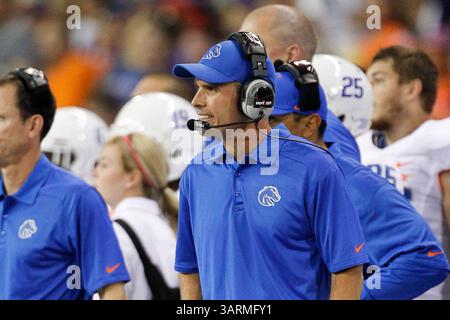 31. August 2013: Seattle, Washington, USA – Boise State Head Coach Chris Petersen beobachtet die Action in der ersten Halbzeit. Washington schlug Boise State 38-6. (Bild: © Stanley Brewster/ZUMA Wire/ZUMAPRESS.com) Stockfoto