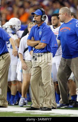 31. August 2013: Seattle, Washington, USA – Boise State Head Coach Chris Petersen beobachtet die Action in der ersten Halbzeit. Washington schlug Boise State 38-6. (Bild: © Stanley Brewster/ZUMA Wire/ZUMAPRESS.com) Stockfoto