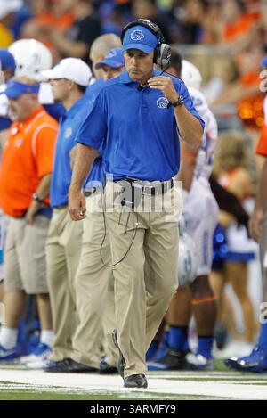 31. August 2013: Seattle, Washington, USA – Boise State Head Coach Chris Petersen beobachtet die Action in der ersten Halbzeit. Washington schlug Boise State 38-6. (Bild: © Stanley Brewster/ZUMA Wire/ZUMAPRESS.com) Stockfoto