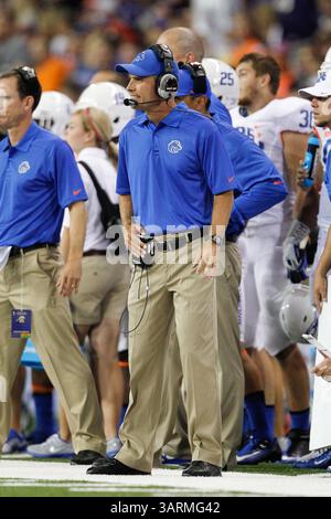 31. August 2013: Seattle, Washington, USA – Boise State Head Coach Chris Petersen beobachtet die Action in der ersten Halbzeit. Washington schlug Boise State 38-6. (Bild: © Stanley Brewster/ZUMA Wire/ZUMAPRESS.com) Stockfoto