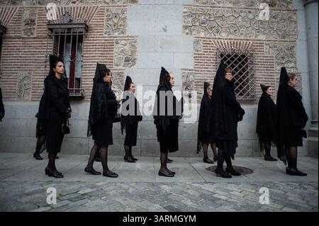 Madrid, Spanien. April 2025. Menschen während der Prozession unseres Vaters Jesus von Nazareth dem Armen in den Straßen der Innenstadt Madrids am 17. April 2025 in Madrid, Spanien. (Foto: Oscar Gonzalez/SIPA USA) Credit: SIPA USA/Alamy Live News Stockfoto