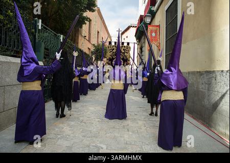 Madrid, Spanien. April 2025. Menschen während der Prozession unseres Vaters Jesus von Nazareth dem Armen in den Straßen der Innenstadt Madrids am 17. April 2025 in Madrid, Spanien. (Foto: Oscar Gonzalez/SIPA USA) Credit: SIPA USA/Alamy Live News Stockfoto